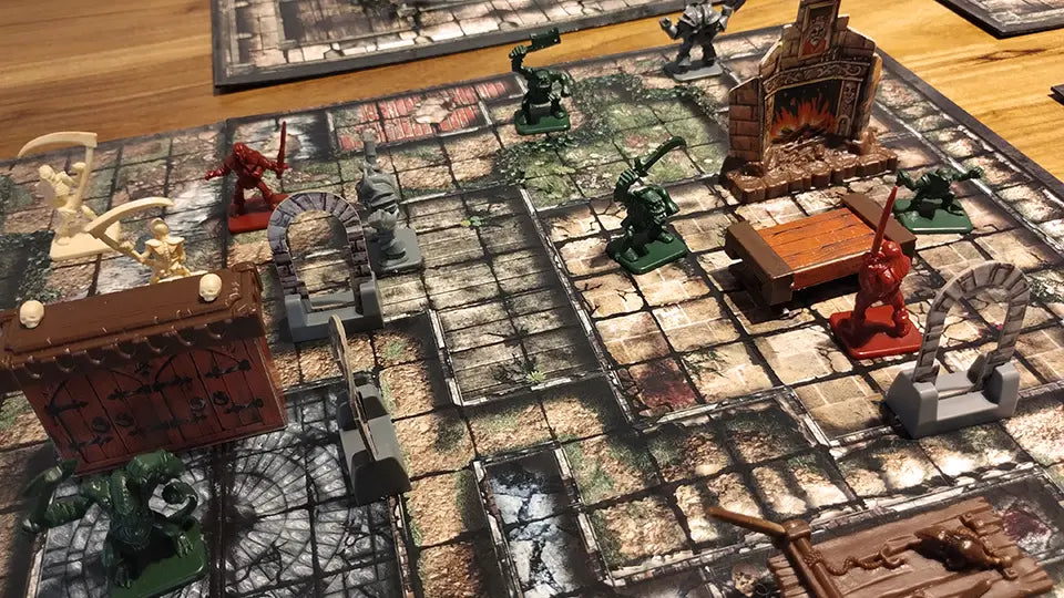 Mapa impreso de aventura con miniaturas sobre la mesa
