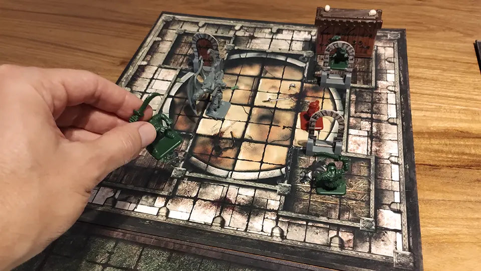 Mano moviendo miniatura sobre torre estratégica impresa