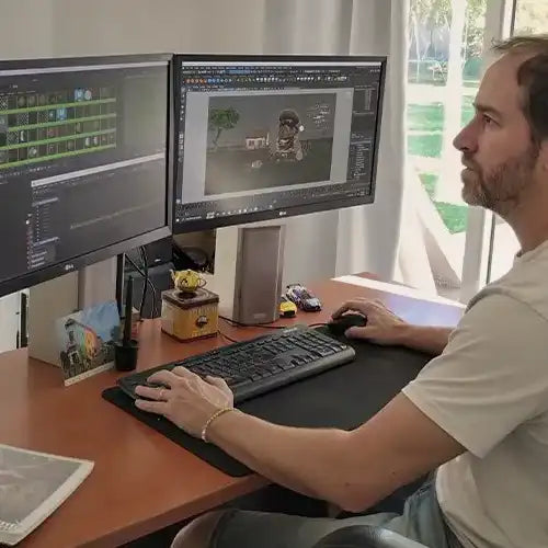 Joaquín Braga, director y animador 3D, trabajando en su estudio